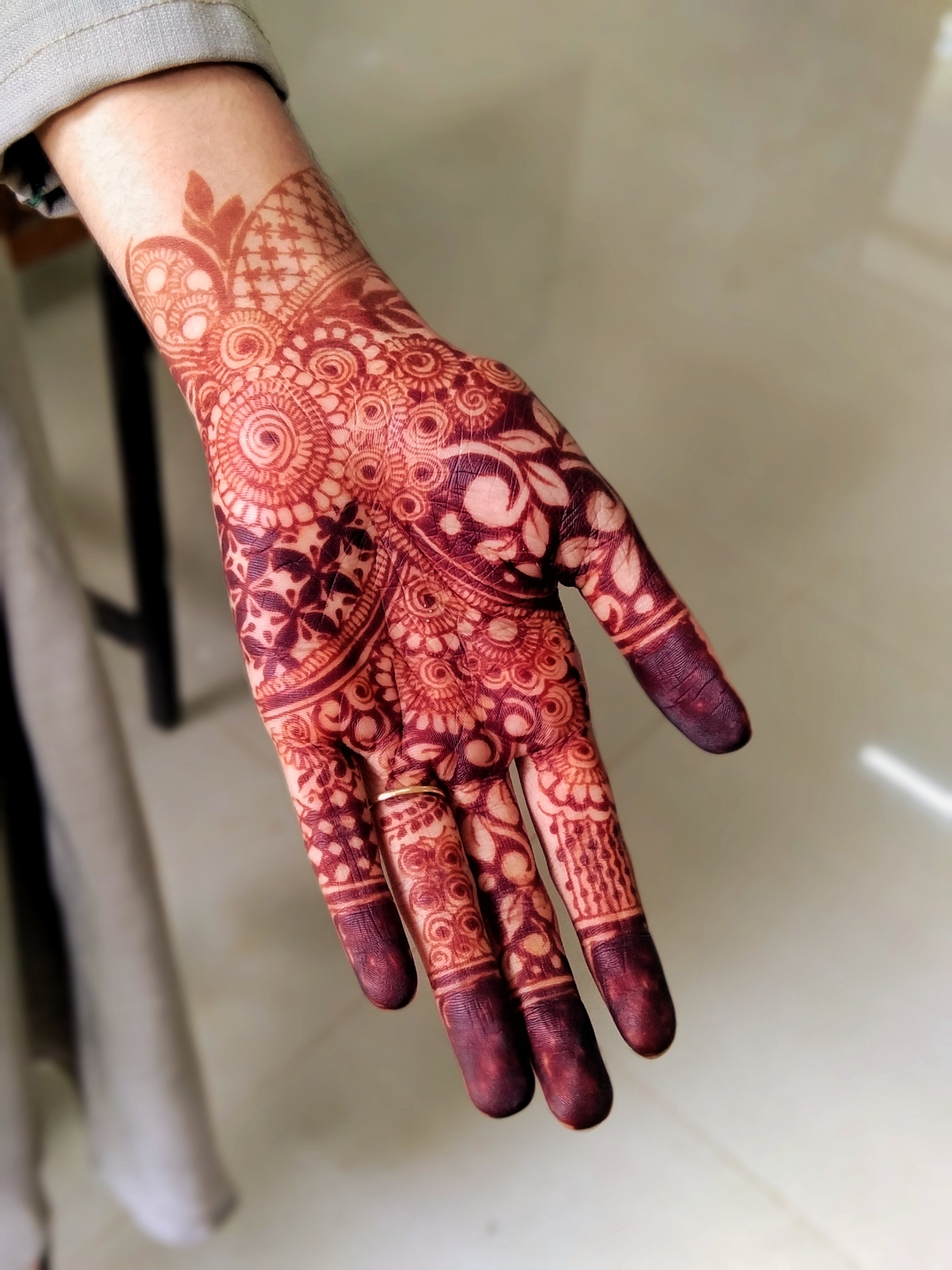 Henna Artist painting mehandi designs